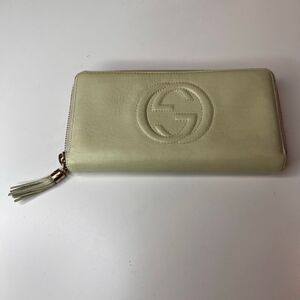 Gucci Soho leather zip-around wallet featuring an embossed Interlocking G logo a